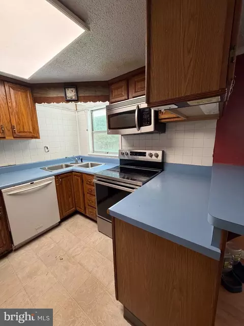 Kitchen - 16 Apache Trl, Kilmarnock, VA 22482 photo 3 of 8