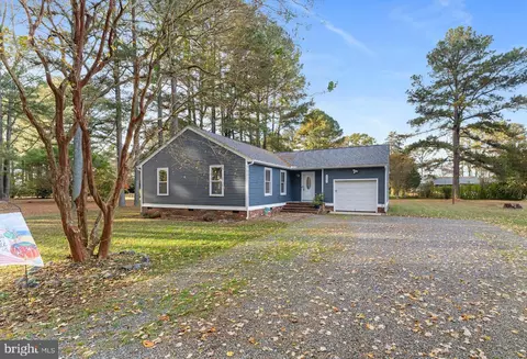 387 N Shore Cir, North, VA 23128