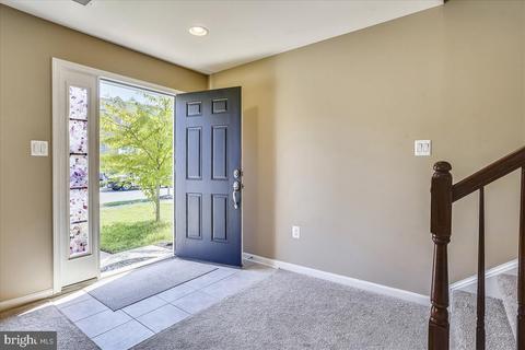 8810 Bentfield Dr, Manassas, VA 20110 photo 2