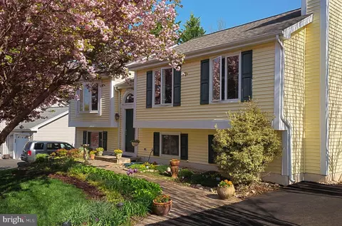 9274 Allen St, Manassas, VA 20110