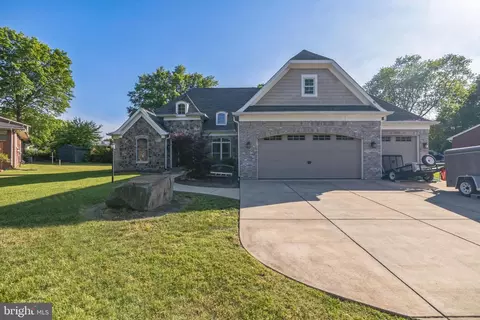 8928 Longstreet Dr, Manassas, VA 20110