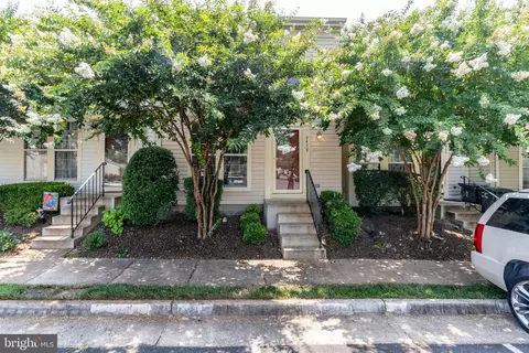 9458 Fringe Tree Ln, Manassas, VA 20110