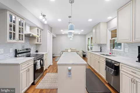8959 Jasmine Ct, Manassas, VA 20110 photo 6