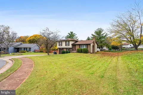 8966 Merit Ct, Manassas, VA 20110 photo 2