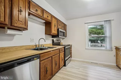 8966 Merit Ct, Manassas, VA 20110 photo 11