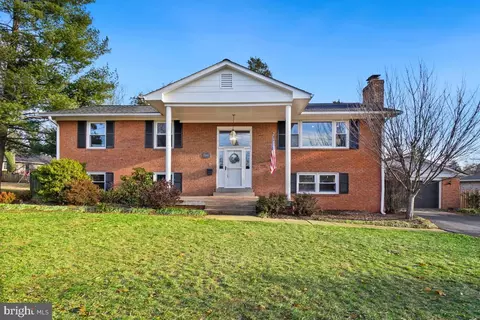 8903 Hazel Dr, Manassas, VA 20110 photo 2
