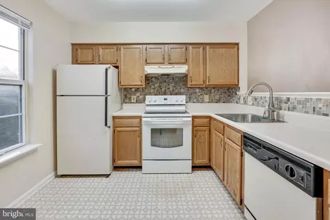 Kitchen - 9288 Chapman Oak Dr, Manassas, VA 20110 photo 2 of 2