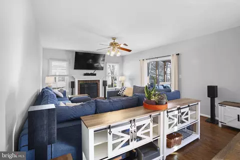 Living - 9357 River Crest Rd, Manassas, VA 20110 photo 3 of 4