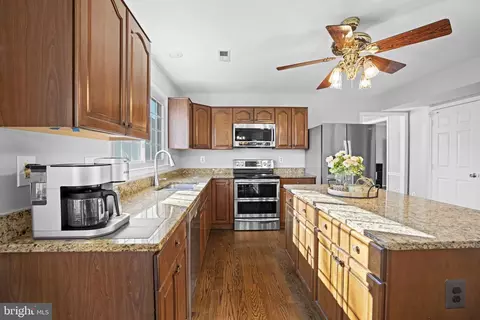 Kitchen - 9357 River Crest Rd, Manassas, VA 20110 photo 3 of 4