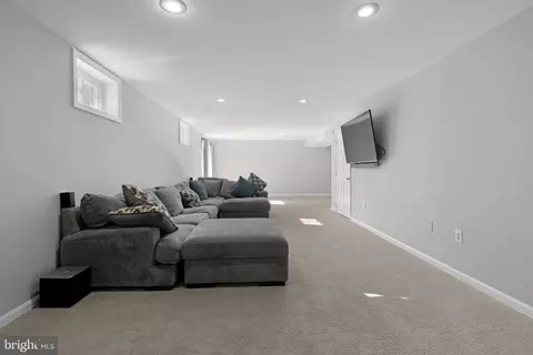 Living - 9357 River Crest Rd, Manassas, VA 20110 photo 4 of 4