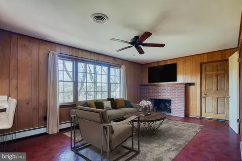 Living - 8816 Weir St, Manassas, VA 20110 photo 4 of 8