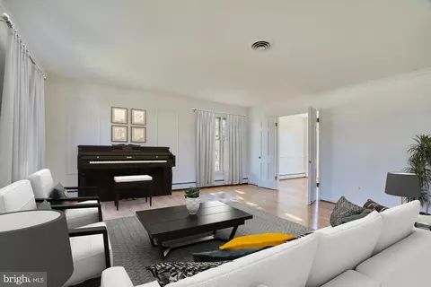 Living - 8816 Weir St, Manassas, VA 20110 photo 2 of 8