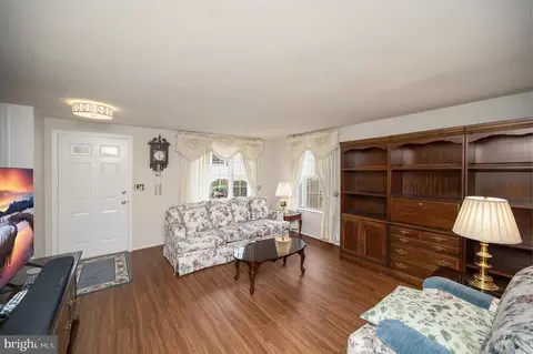 Living - 8655 Braxted Ln, Manassas, VA 20110 photo 1 of 4