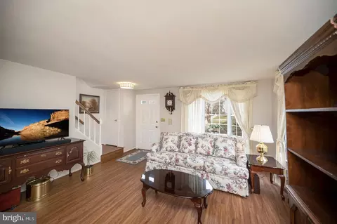 Living - 8655 Braxted Ln, Manassas, VA 20110 photo 3 of 4