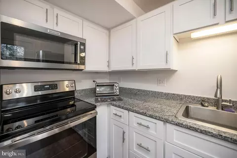 Kitchen - 8655 Braxted Ln, Manassas, VA 20110 photo 3 of 4