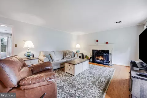 Living - 8908 Jackson Ave, Manassas, VA 20110 photo 2 of 5