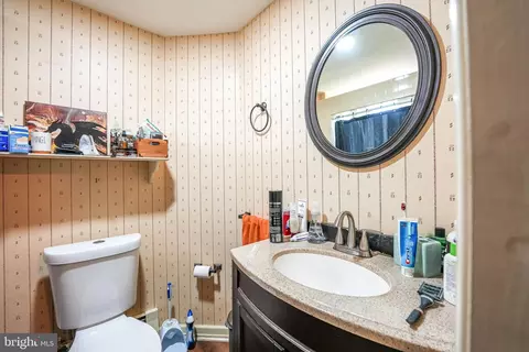 Bath - 8908 Jackson Ave, Manassas, VA 20110 photo 6 of 7