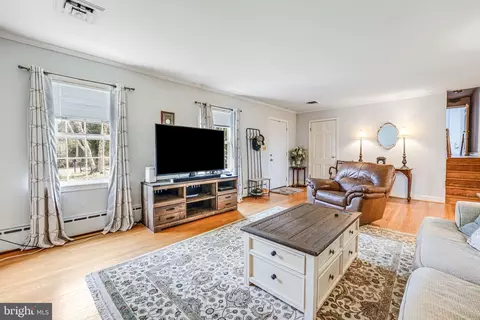 Living - 8908 Jackson Ave, Manassas, VA 20110 photo 3 of 5
