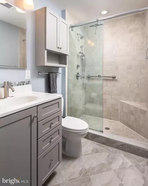 Bath - 10053 Field Ct, Manassas, VA 20110 photo 1 of 4