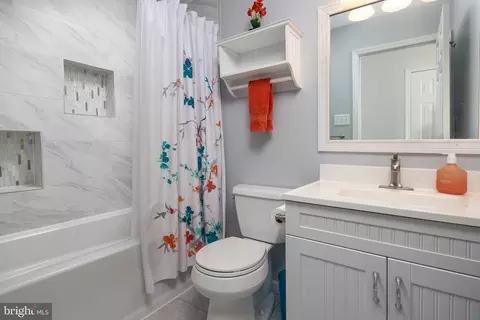 Bath - 10053 Field Ct, Manassas, VA 20110 photo 2 of 4