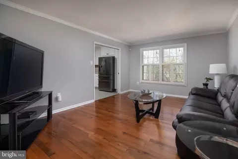 Living - 10053 Field Ct, Manassas, VA 20110 photo 3 of 7