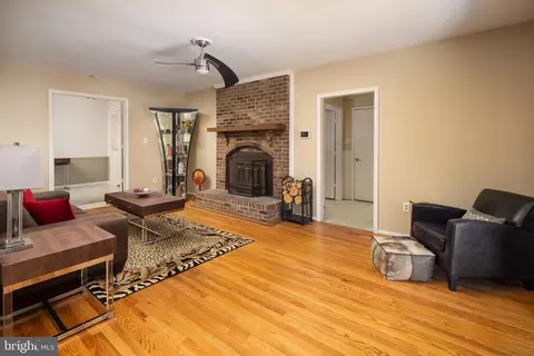 Living - 10053 Field Ct, Manassas, VA 20110 photo 2 of 7