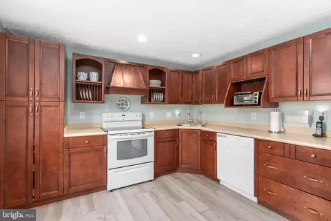 Kitchen - 10404 Sorrell Dr, Manassas, VA 20110 photo 2 of 2