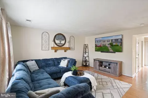 Living - 9008 Patterson Pl, Manassas, VA 20110 photo 2 of 4