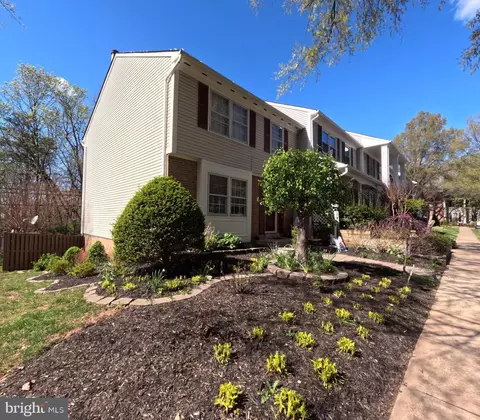 9044 Old Hickory Ct, Manassas, VA 20110 photo 2