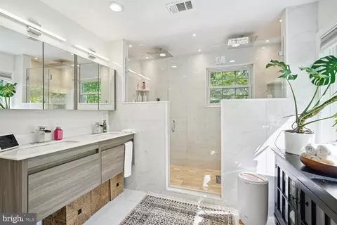 Bath - 9502 Vinnia Ct, Manassas, VA 20110 photo 2 of 4