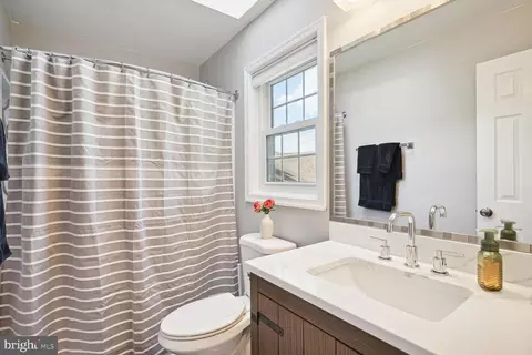 Bath - 9502 Vinnia Ct, Manassas, VA 20110 photo 3 of 4