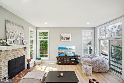 Living - 9502 Vinnia Ct, Manassas, VA 20110 photo 1 of 2