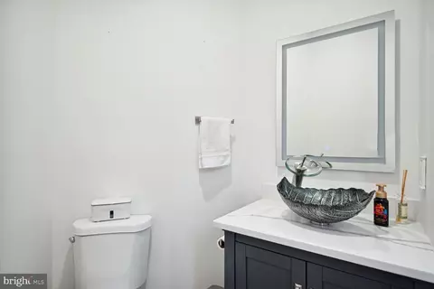 Bath - 9502 Vinnia Ct, Manassas, VA 20110 photo 1 of 4
