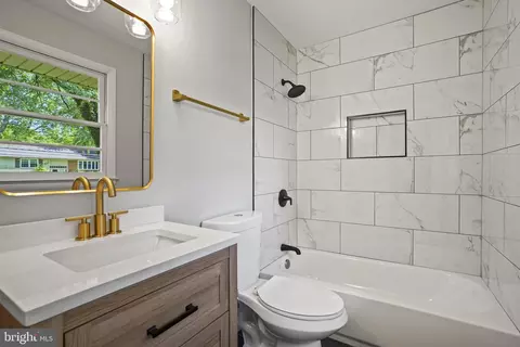 Bath - 9412 Robnel Ave, Manassas, VA 20110 photo 1 of 2