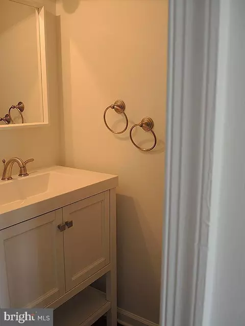 Bath - 9075 Silver Maple Ct, Manassas, VA 20110 photo 4 of 4
