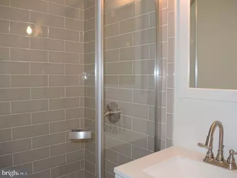 Bath - 9075 Silver Maple Ct, Manassas, VA 20110 photo 2 of 4