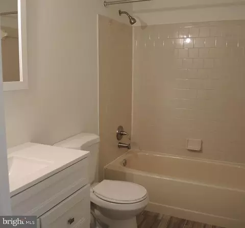 Bath - 9075 Silver Maple Ct, Manassas, VA 20110 photo 3 of 4