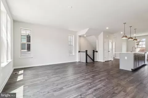 Living - 9377 Barnes Loop, Manassas, VA 20110 photo 2 of 2