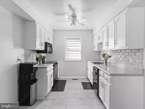 Entry Way - 8446 Willow Glen Ct, Manassas, VA 20110 photo 1 of 4