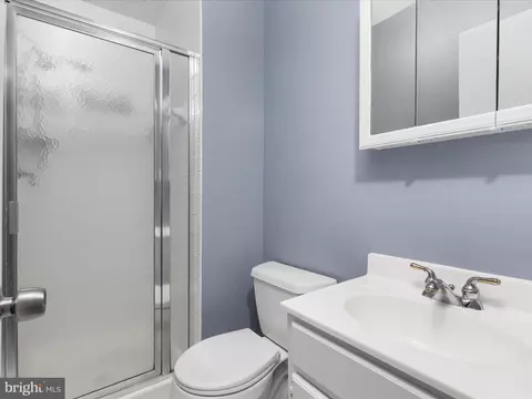 Bath - 8446 Willow Glen Ct, Manassas, VA 20110 photo 4 of 4