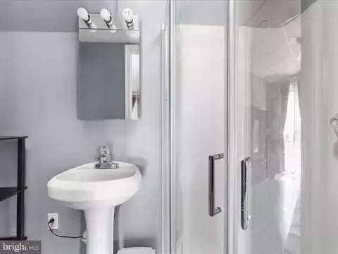 Bath - 8446 Willow Glen Ct, Manassas, VA 20110 photo 2 of 4