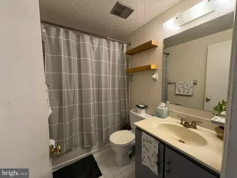 Bath - 8442 Braxted Ln, Manassas, VA 20110 photo 2 of 3