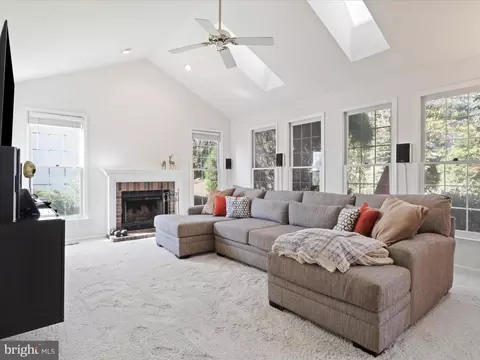 Living - 9354 River Crest Rd, Manassas, VA 20110 photo 2 of 3