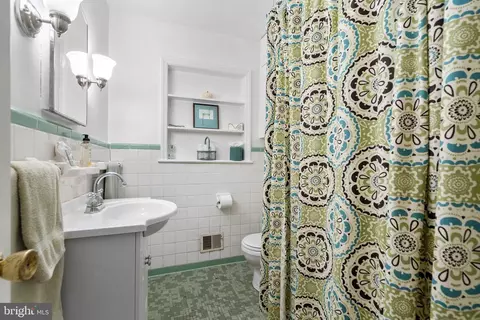 Bath - 9312 Stuart Ave, Manassas, VA 20110 photo 3 of 3