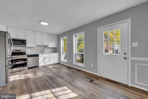 8527 Piney Point Ct, Manassas, VA 20110 photo 3