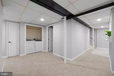 Entry Way - 9195 Winterset Dr, Manassas, VA 20110 photo 7 of 9