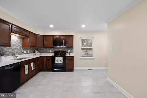 Entry Way - 9195 Winterset Dr, Manassas, VA 20110 photo 2 of 9