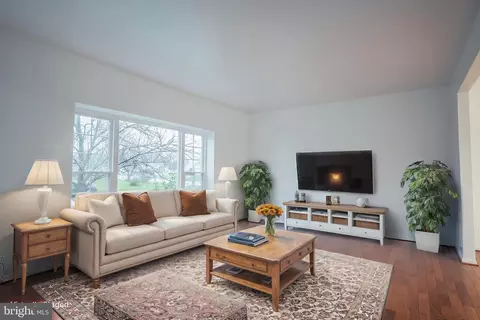Living - 8675 Nagle St, Manassas, VA 20110 photo 2 of 11