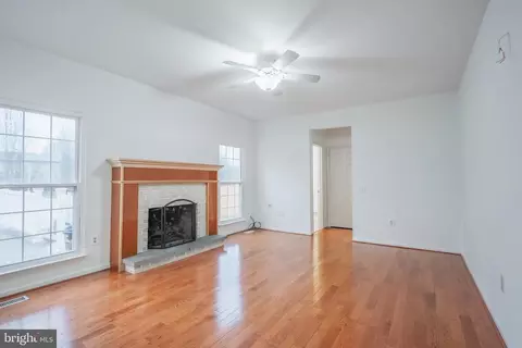 Living - 8675 Nagle St, Manassas, VA 20110 photo 7 of 11