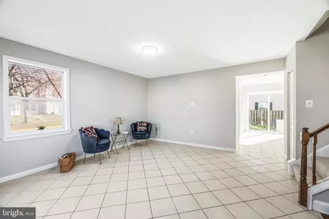 Living - 8977 Miles Pl, Manassas, VA 20110 photo 2 of 4